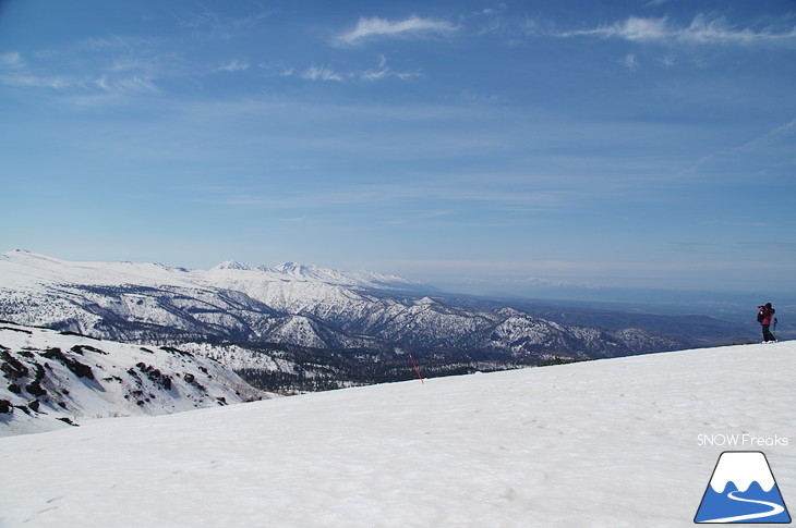 大雪山旭岳ロープウェイスキー場 残雪の北海道最高峰に今季最後のシュプールを…。